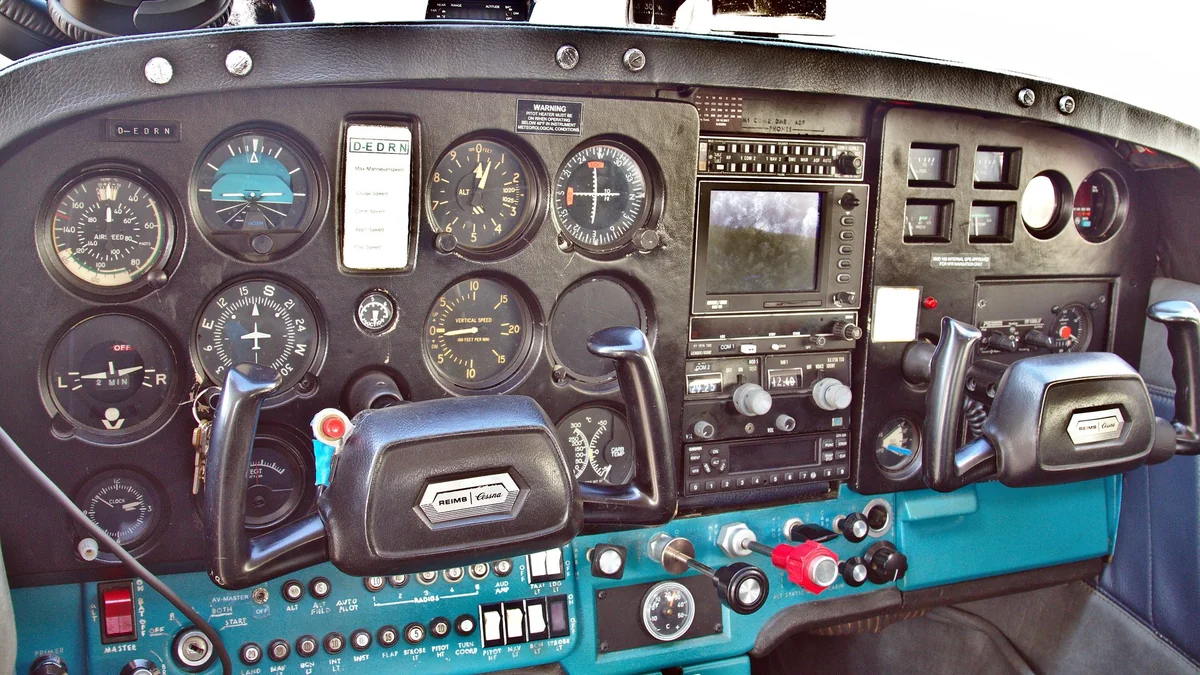 The instrument panel and control yokes of a Cessna 172, with analogue flight instruments and the radio stack