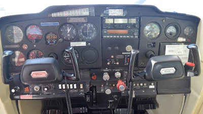 El panel de instrumentos de un Cessna 150, con los instrumentos de vuelo y de motor, las radios y los cuernos de mando